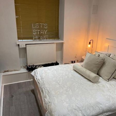 Central Private Double Bedroom In A 2Bedroom Apartment, Connected Via Underground, Overground And Many Bus Routes Лондон Екстер'єр фото