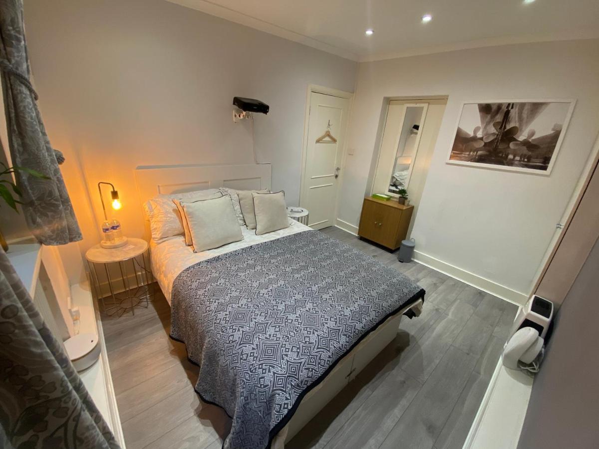 Central Private Double Bedroom In A 2Bedroom Apartment, Connected Via Underground, Overground And Many Bus Routes Лондон Екстер'єр фото